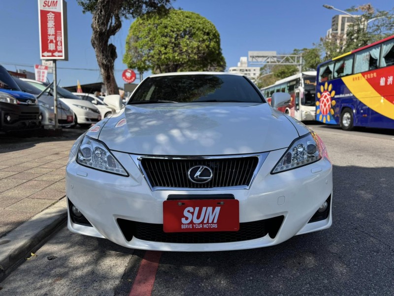 Lexus  IS 金鑽店~IS250 里程保證只跑13萬多公里，車況超優 主要配備有，循跡防滑 10安 免鑰啟動車門鎖 定速 光感應頭燈 雨滴感應雨刷 天窗 電動後遮陽簾 分區恆溫空調 換檔撥片 方向盤電動調整 粉塵過濾器 雙電動座椅 後座出風口 LED日行燈 HID頭燈 等多項配備！ | 新北市汽車商業同業公會｜TACA優良車商聯盟｜中古、二手車買車賣車公會認證保固