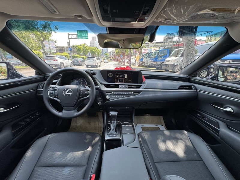 Lexus  ES200 金鑽店~ES200 里程保證只跑7千公里  ACC自動跟車 車道偏離警示 胎壓 斜坡輔助 循跡防滑 定速 免鑰啟動 摸門感應 十安 雙電動座椅 等多樣配備！ | 新北市汽車商業同業公會｜TACA優良車商聯盟｜中古、二手車買車賣車公會認證保固