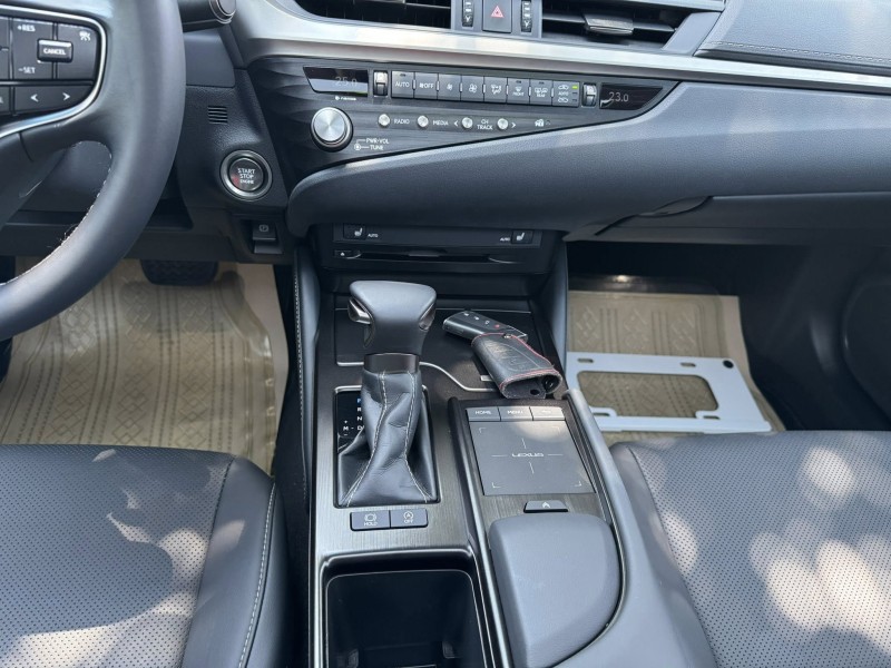 Lexus  ES200 金鑽店~ES200 里程保證只跑7千公里  ACC自動跟車 車道偏離警示 胎壓 斜坡輔助 循跡防滑 定速 免鑰啟動 摸門感應 十安 雙電動座椅 等多樣配備！ | 新北市汽車商業同業公會｜TACA優良車商聯盟｜中古、二手車買車賣車公會認證保固