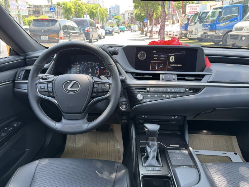 Lexus  ES200 金鑽店~ES200 里程保證只跑7千公里  ACC自動跟車 車道偏離警示 胎壓 斜坡輔助 循跡防滑 定速 免鑰啟動 摸門感應 十安 雙電動座椅 等多樣配備！ | 新北市汽車商業同業公會｜TACA優良車商聯盟｜中古、二手車買車賣車公會認證保固