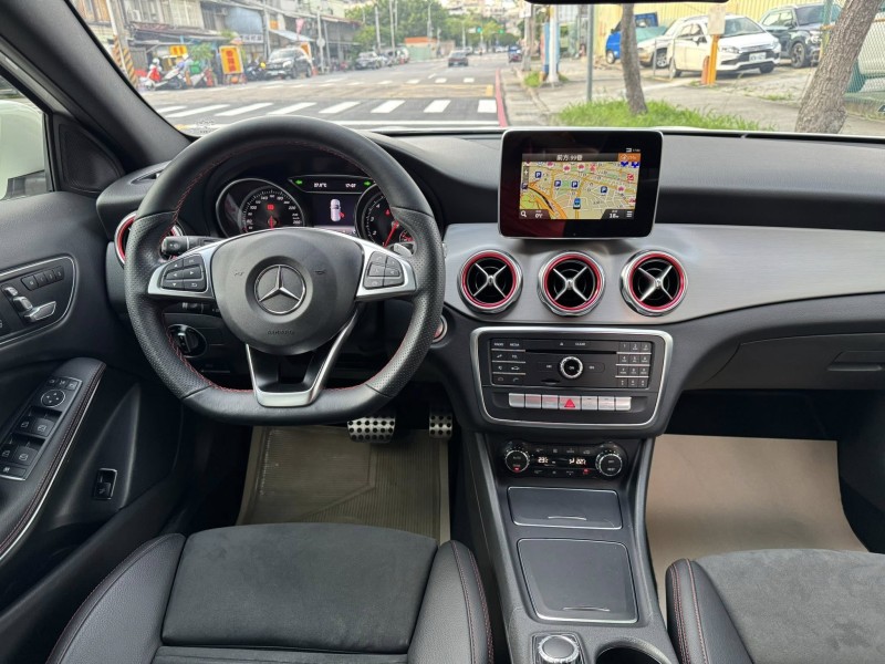 Mercedes-Benz/賓士   GLA-CLASS  GLA180 金鑽店~總代理GLA180 白1.6 渦輪增壓 AMG版 前輪驅動 雙離合器7速自手排 原廠保養紀錄 車況真的非常優 內裝也顧的很漂亮 非常適合小家庭用車！ | 新北市汽車商業同業公會｜TACA優良車商聯盟｜中古、二手車買車賣車公會認證保固