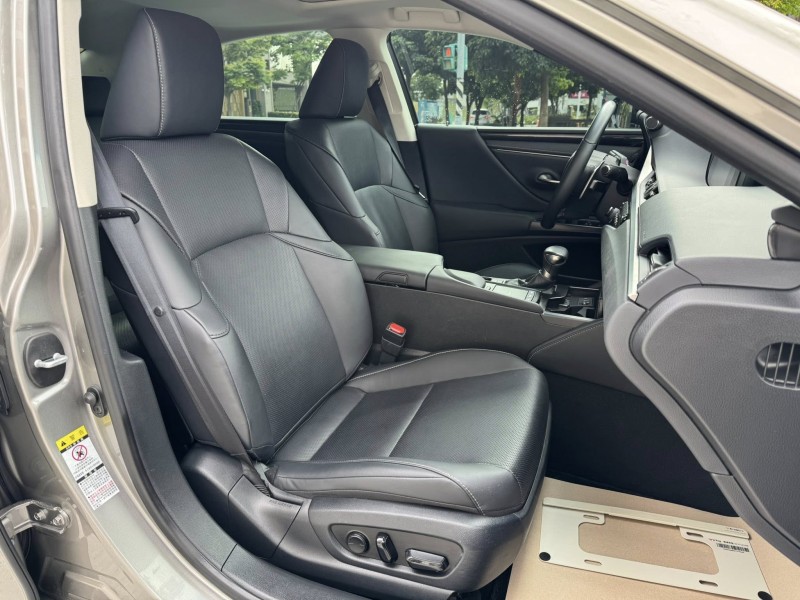 Lexus  ES 金鑽店~ES200‧一手女用車+保證保證只跑8萬公里.ACC跟車＋車道偏移，倒車顯影，極美車況 | 新北市汽車商業同業公會｜TACA優良車商聯盟｜中古、二手車買車賣車公會認證保固