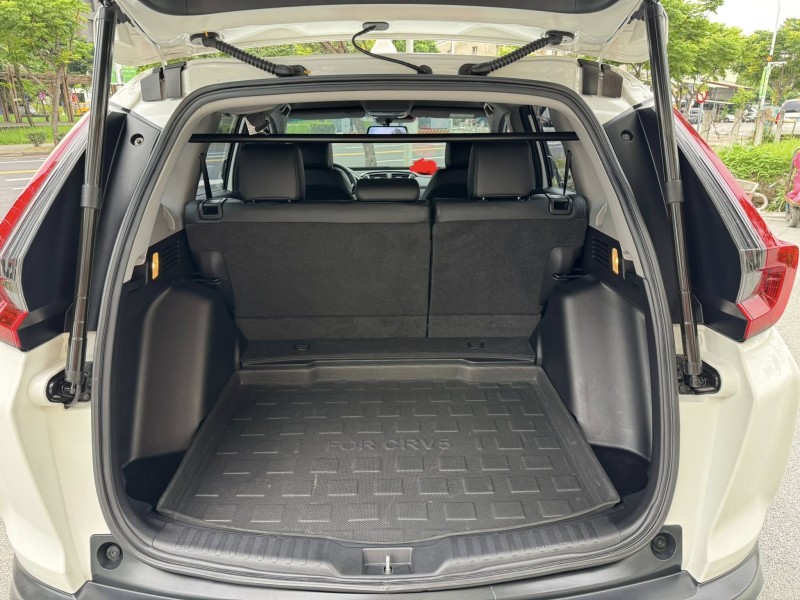 Honda  CR-V 金鑽店~選配超過10萬以上☆小改款5.5代 VTI-S.一手車+里程保證‧ACC跟車.車道偏移.360度環景 | 新北市汽車商業同業公會｜TACA優良車商聯盟｜中古、二手車買車賣車公會認證保固