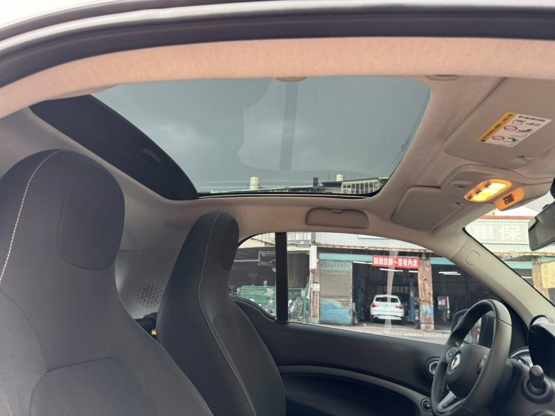 Smart  SMART FORTWO 金鑽店~ SMART FORTWO 2人座 6速雙離合器自手排 自然進氣 1.0 後輪驅動 71匹馬力 此車超省油省稅 遮風擋雨 冬暖夏涼 停車超方便 情侶外出遊玩神車！ | 新北市汽車商業同業公會｜TACA優良車商聯盟｜中古、二手車買車賣車公會認證保固