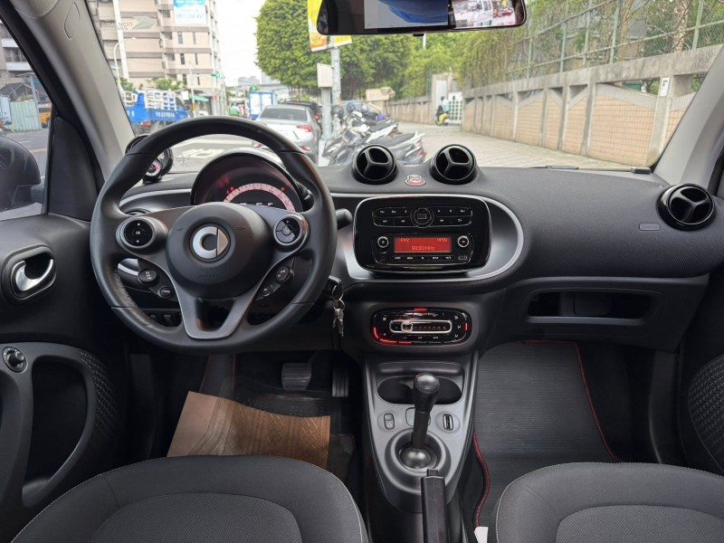 Smart  SMART FORTWO 金鑽店~ SMART FORTWO 2人座 6速雙離合器自手排 自然進氣 1.0 後輪驅動 71匹馬力 此車超省油省稅 遮風擋雨 冬暖夏涼 停車超方便 情侶外出遊玩神車！ | 新北市汽車商業同業公會｜TACA優良車商聯盟｜中古、二手車買車賣車公會認證保固