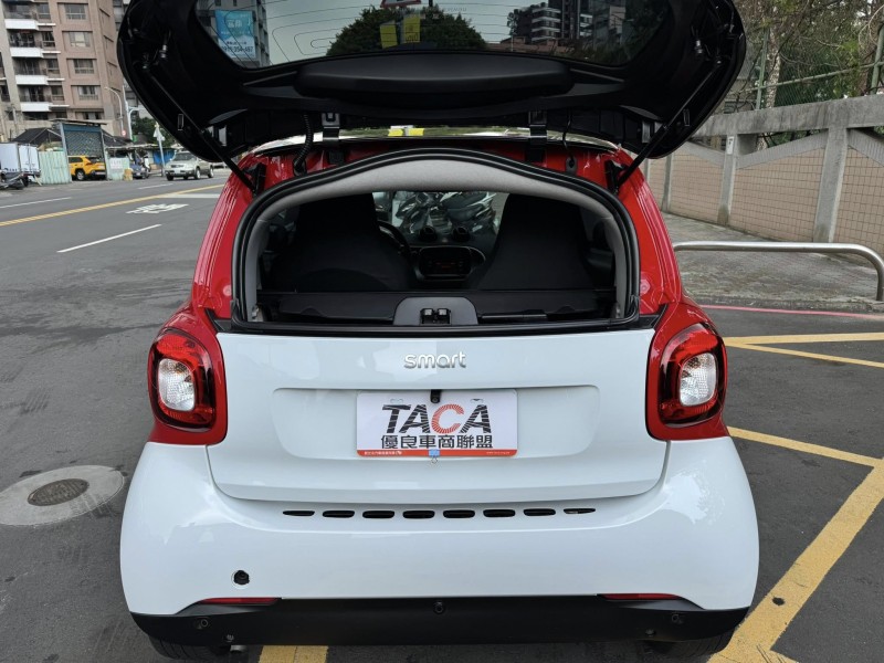 Smart  SMART FORTWO 金鑽店~ SMART FORTWO 2人座 6速雙離合器自手排 自然進氣 1.0 後輪驅動 71匹馬力 此車超省油省稅 遮風擋雨 冬暖夏涼 停車超方便 情侶外出遊玩神車！ | 新北市汽車商業同業公會｜TACA優良車商聯盟｜中古、二手車買車賣車公會認證保固