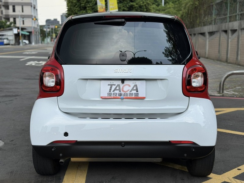 Smart  SMART FORTWO 金鑽店~ SMART FORTWO 2人座 6速雙離合器自手排 自然進氣 1.0 後輪驅動 71匹馬力 此車超省油省稅 遮風擋雨 冬暖夏涼 停車超方便 情侶外出遊玩神車！ | 新北市汽車商業同業公會｜TACA優良車商聯盟｜中古、二手車買車賣車公會認證保固
