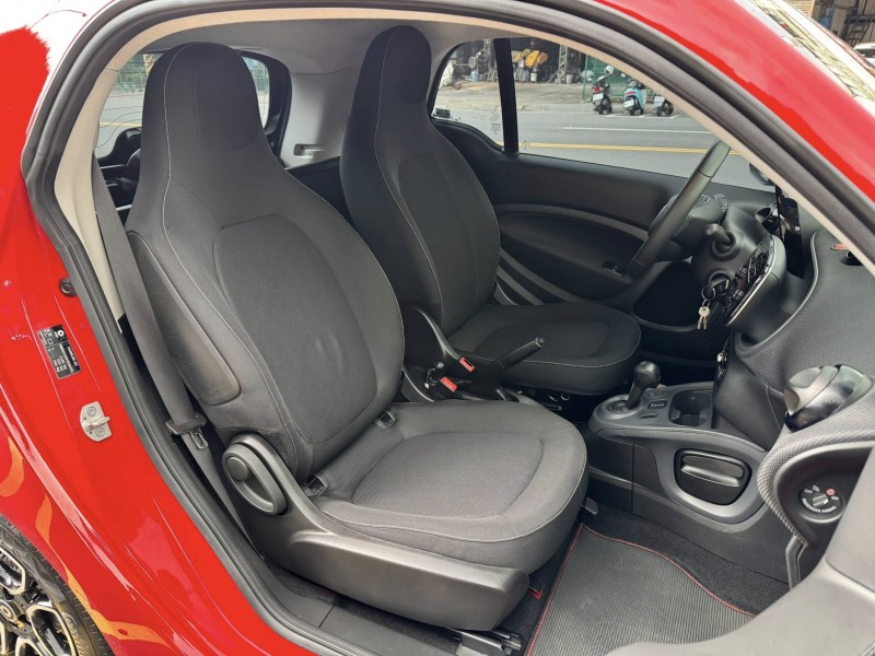 Smart  SMART FORTWO 金鑽店~ SMART FORTWO 2人座 6速雙離合器自手排 自然進氣 1.0 後輪驅動 71匹馬力 此車超省油省稅 遮風擋雨 冬暖夏涼 停車超方便 情侶外出遊玩神車！ | 新北市汽車商業同業公會｜TACA優良車商聯盟｜中古、二手車買車賣車公會認證保固