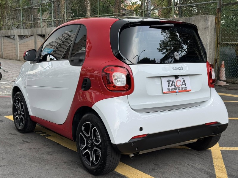 Smart  SMART FORTWO 金鑽店~ SMART FORTWO 2人座 6速雙離合器自手排 自然進氣 1.0 後輪驅動 71匹馬力 此車超省油省稅 遮風擋雨 冬暖夏涼 停車超方便 情侶外出遊玩神車！ | 新北市汽車商業同業公會｜TACA優良車商聯盟｜中古、二手車買車賣車公會認證保固