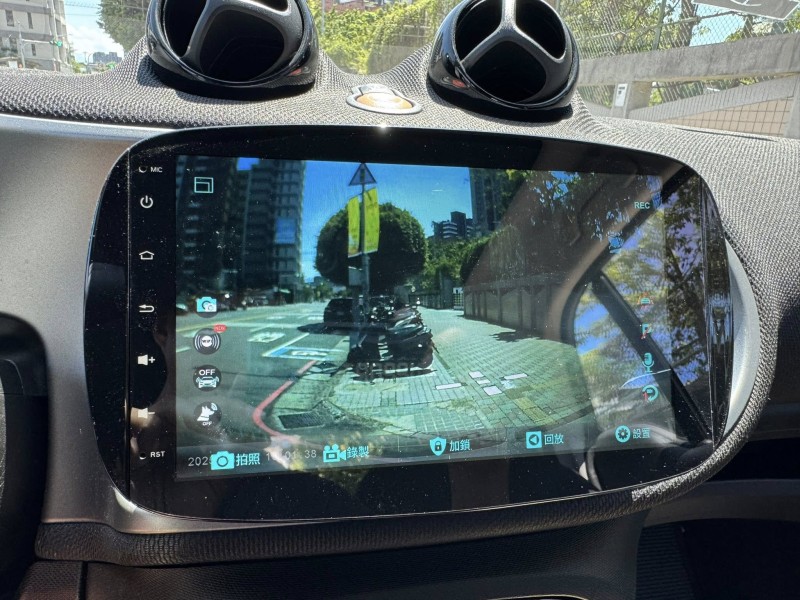 Smart  SMART FORTWO 金鑽店~新進2019年式 SMART FORTWO 2人座 6速雙離合器自手排 自然進氣 1.0 後輪驅動 71匹馬力 此車超省油省稅 遮風擋雨 冬暖夏涼 停車超方便 情侶外出遊玩神車！ | 新北市汽車商業同業公會｜TACA優良車商聯盟｜中古、二手車買車賣車公會認證保固