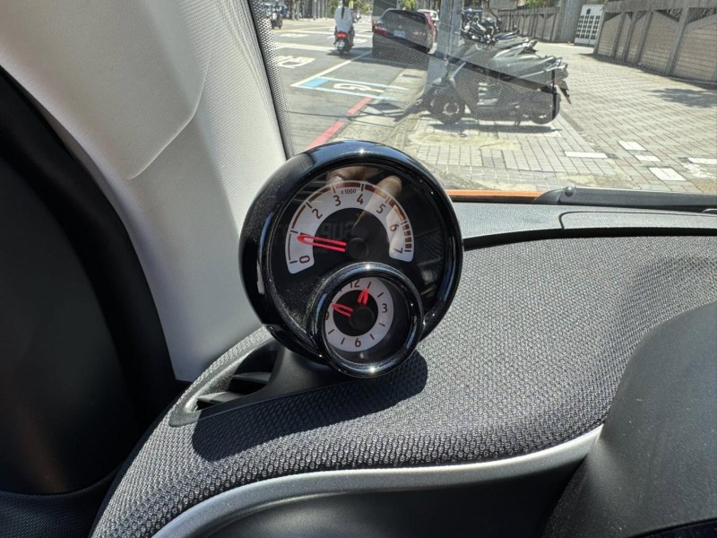 Smart  SMART FORTWO 金鑽店~新進2019年式 SMART FORTWO 2人座 6速雙離合器自手排 自然進氣 1.0 後輪驅動 71匹馬力 此車超省油省稅 遮風擋雨 冬暖夏涼 停車超方便 情侶外出遊玩神車！ | 新北市汽車商業同業公會｜TACA優良車商聯盟｜中古、二手車買車賣車公會認證保固