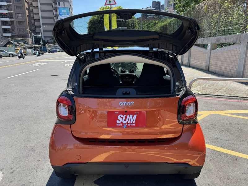Smart  SMART FORTWO 金鑽店~新進2019年式 SMART FORTWO 2人座 6速雙離合器自手排 自然進氣 1.0 後輪驅動 71匹馬力 此車超省油省稅 遮風擋雨 冬暖夏涼 停車超方便 情侶外出遊玩神車！ | 新北市汽車商業同業公會｜TACA優良車商聯盟｜中古、二手車買車賣車公會認證保固