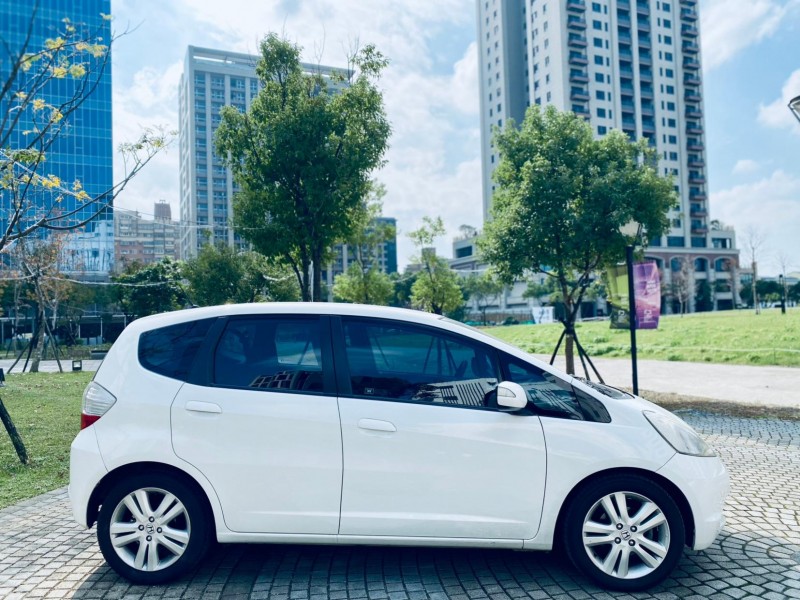 Honda  FIT 2009年 HONDA FIT 費特 VTI-S 白色 1.5L | 新北市汽車商業同業公會｜TACA優良車商聯盟｜中古、二手車買車賣車公會認證保固