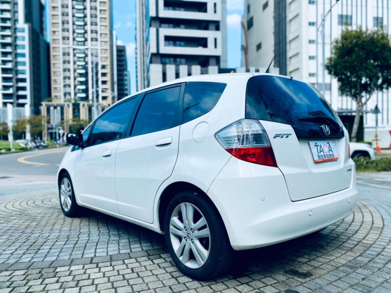 Honda  FIT 2009年 HONDA FIT 費特 VTI-S 白色 1.5L | 新北市汽車商業同業公會｜TACA優良車商聯盟｜中古、二手車買車賣車公會認證保固