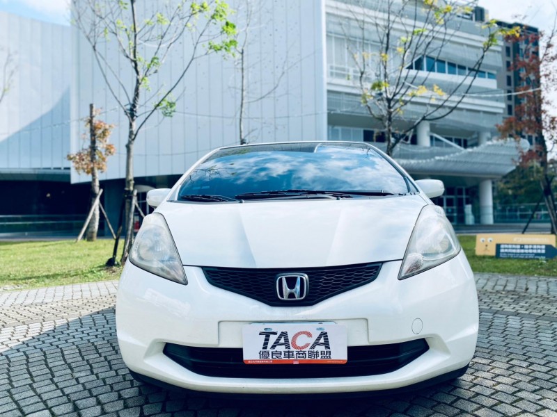 Honda  FIT 2009年 HONDA FIT 費特 VTI-S 白色 1.5L | 新北市汽車商業同業公會｜TACA優良車商聯盟｜中古、二手車買車賣車公會認證保固