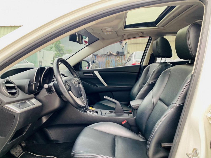 Mazda  Mazda3  2014年 Mazda3 馬三 四門 白色 2.0L  | 新北市汽車商業同業公會｜TACA優良車商聯盟｜中古、二手車買車賣車公會認證保固