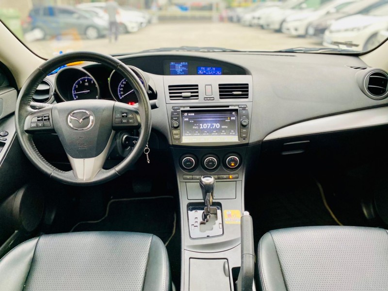 Mazda  Mazda3  2014年 Mazda3 馬三 四門 白色 2.0L  | 新北市汽車商業同業公會｜TACA優良車商聯盟｜中古、二手車買車賣車公會認證保固