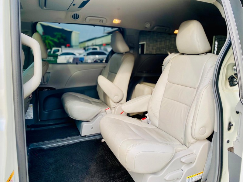 Toyota  Sienna 2016年 TOYOTA Sienna 希安娜 白色 3.5L 八人座XLE版 | 新北市汽車商業同業公會｜TACA優良車商聯盟｜中古、二手車買車賣車公會認證保固