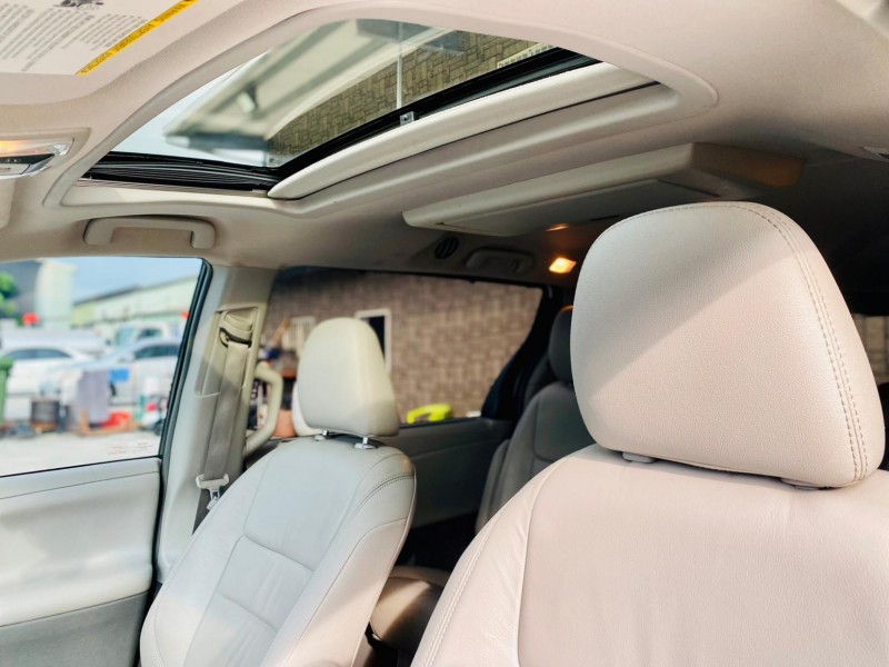 Toyota  Sienna 2016年 TOYOTA Sienna 希安娜 白色 3.5L 八人座XLE版 | 新北市汽車商業同業公會｜TACA優良車商聯盟｜中古、二手車買車賣車公會認證保固