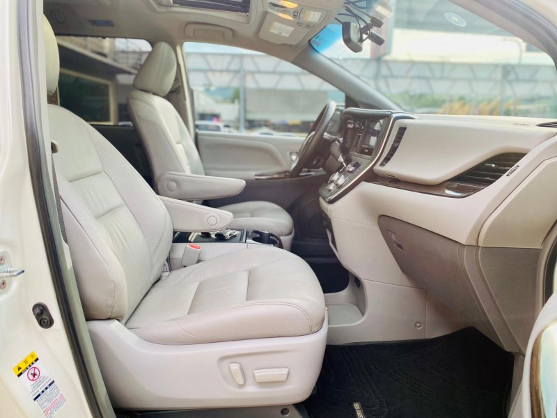 Toyota  Sienna 2016年 TOYOTA Sienna 希安娜 白色 3.5L 八人座XLE版 | 新北市汽車商業同業公會｜TACA優良車商聯盟｜中古、二手車買車賣車公會認證保固