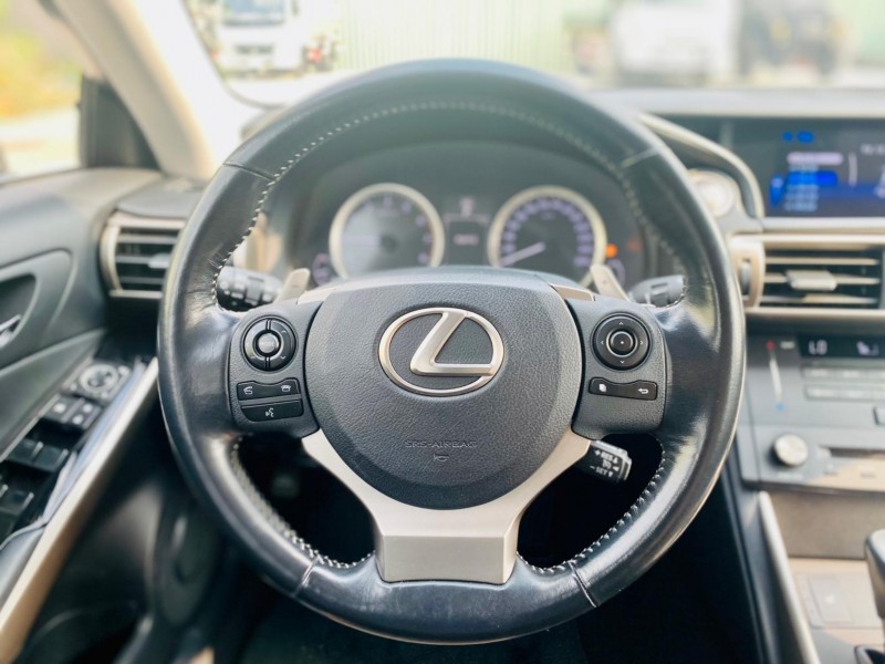 Lexus  IS 2016年 Lexus 凌志 IS200t 淺棕色 2.0L 豪華版 | 新北市汽車商業同業公會｜TACA優良車商聯盟｜中古、二手車買車賣車公會認證保固