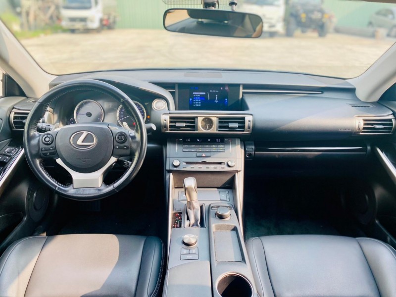 Lexus  IS 2016年 Lexus 凌志 IS200t 淺棕色 2.0L 豪華版 | 新北市汽車商業同業公會｜TACA優良車商聯盟｜中古、二手車買車賣車公會認證保固