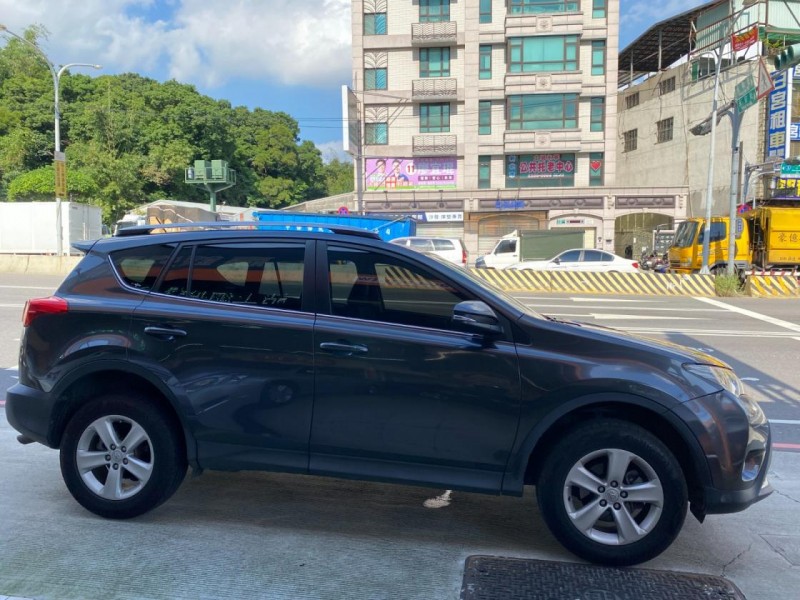 Toyota  RAV4 【全台最暢銷運動休旅、精選天窗及雙色內裝皮椅】 | 新北市汽車商業同業公會｜TACA優良車商聯盟｜中古、二手車買車賣車公會認證保固