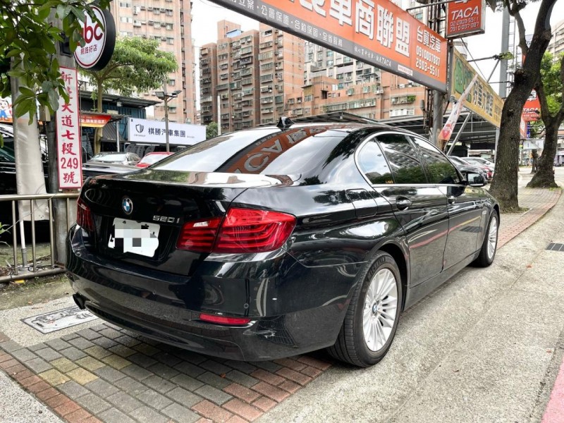 BMW/ 寶馬  5 SERIES  520i BMW 520i LCi 總代理 原版件 360環景 換檔快撥 電尾門 | 新北市汽車商業同業公會｜TACA優良車商聯盟｜中古、二手車買車賣車公會認證保固