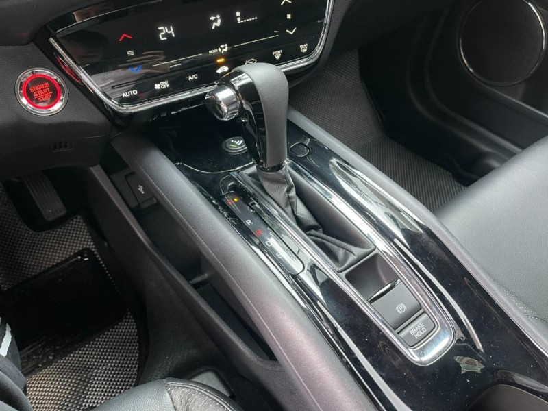Honda  HR-V HONDA HRV S 版 換檔撥片 免鑰匙 倒車顯影 電子手剎 | 新北市汽車商業同業公會｜TACA優良車商聯盟｜中古、二手車買車賣車公會認證保固