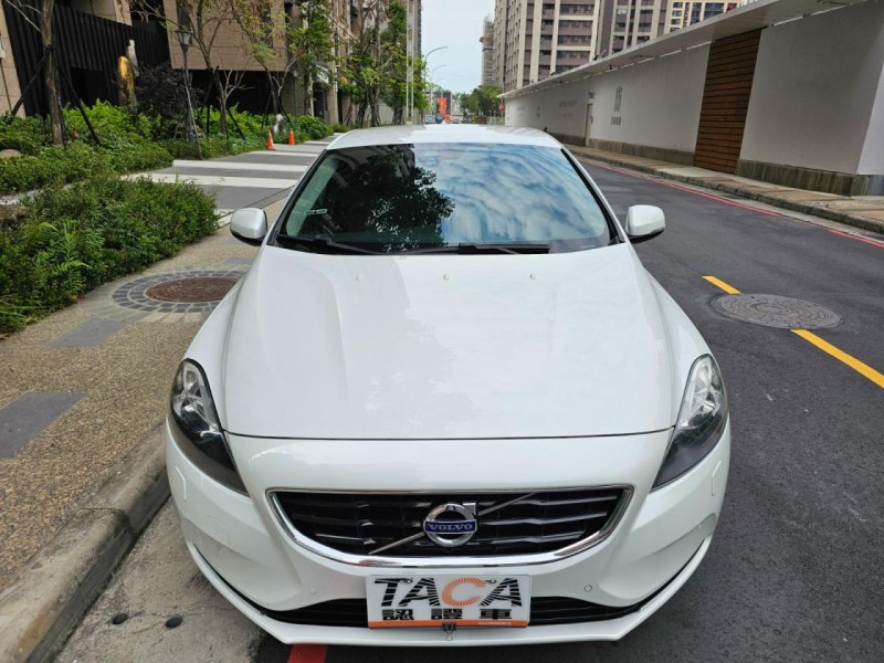 Volvo  V40 VOLVO V40 T4 珍珠白 認證車 | 新北市汽車商業同業公會｜TACA優良車商聯盟｜中古、二手車買車賣車公會認證保固
