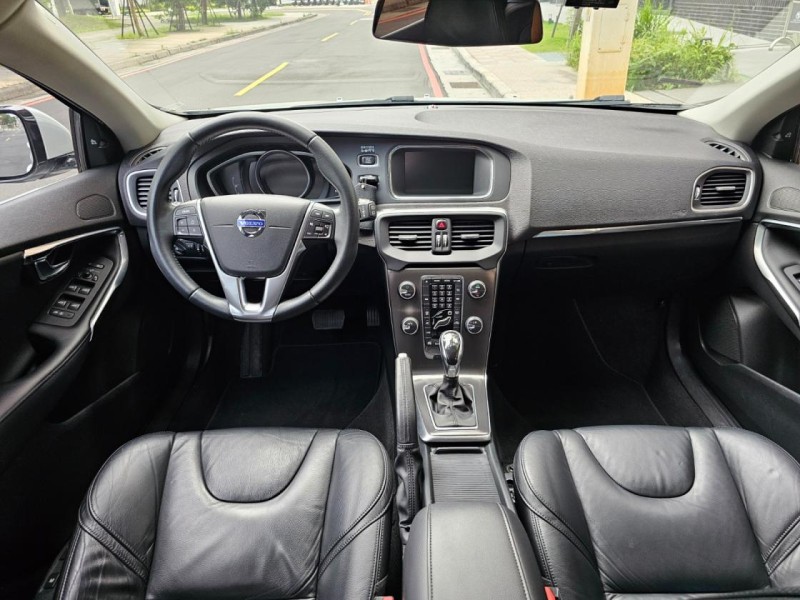 Volvo  V40 VOLVO V40 T4 珍珠白 認證車 | 新北市汽車商業同業公會｜TACA優良車商聯盟｜中古、二手車買車賣車公會認證保固