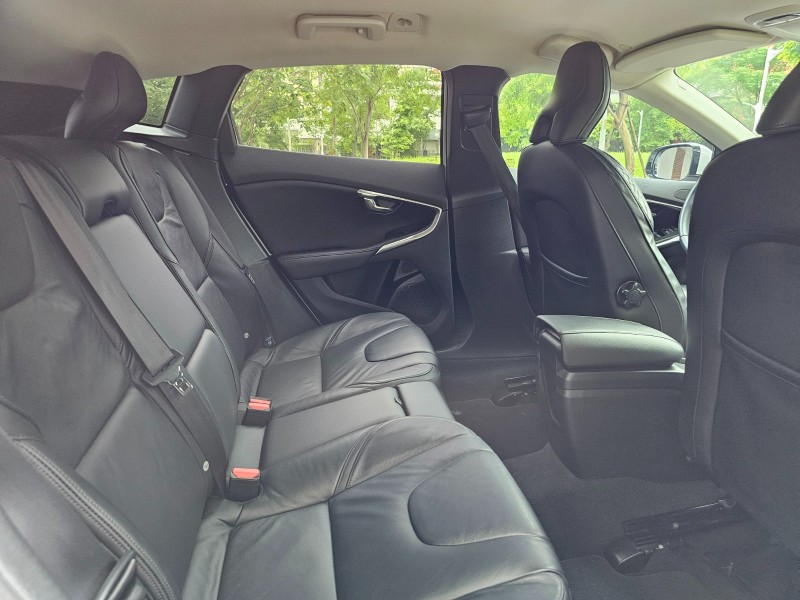 Volvo  V40 VOLVO V40 T4 珍珠白 認證車 | 新北市汽車商業同業公會｜TACA優良車商聯盟｜中古、二手車買車賣車公會認證保固