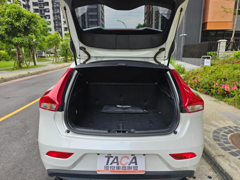 Volvo  V40 VOLVO V40 T4 珍珠白 認證車 | 新北市汽車商業同業公會｜TACA優良車商聯盟｜中古、二手車買車賣車公會認證保固