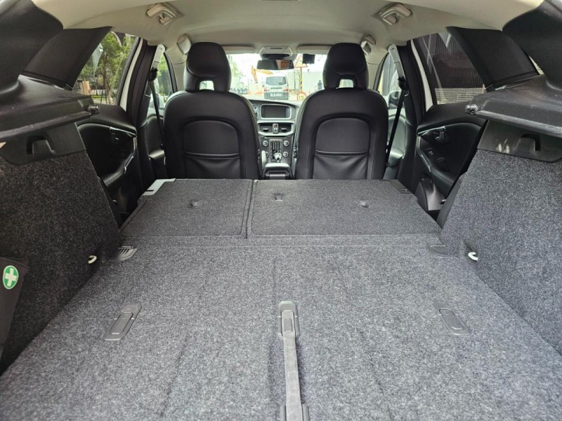 Volvo  V40 VOLVO V40 T4 珍珠白 認證車 | 新北市汽車商業同業公會｜TACA優良車商聯盟｜中古、二手車買車賣車公會認證保固