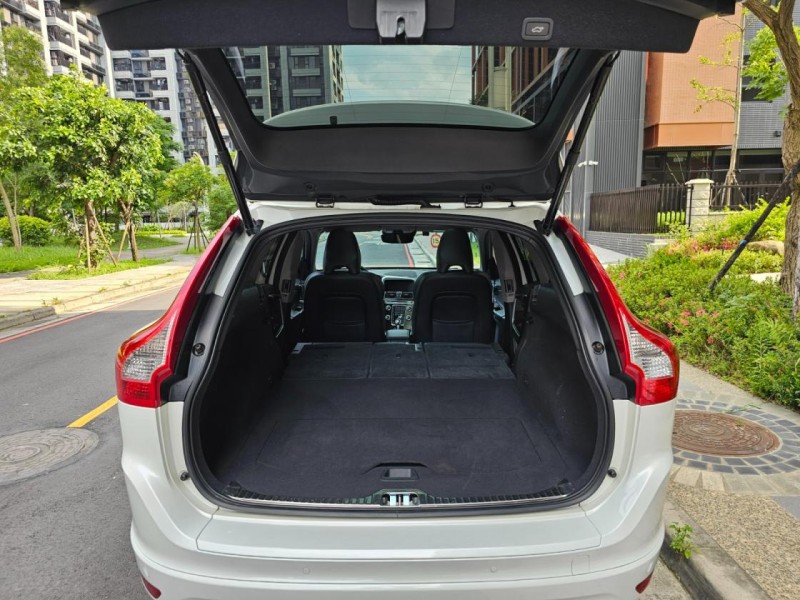 Volvo  XC60 實車實價 原鈑件 ACC旗艦版自動跟車 全景天窗 八安 電尾門 換檔快撥 | 新北市汽車商業同業公會｜TACA優良車商聯盟｜中古、二手車買車賣車公會認證保固