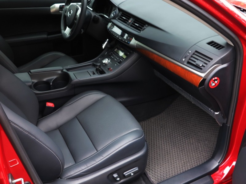 Lexus  CT200H Lexus CT200h 2012年 一手車 可認證 跑20000公里 | 新北市汽車商業同業公會｜TACA優良車商聯盟｜中古、二手車買車賣車公會認證保固