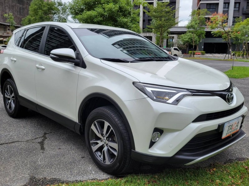 Toyota  RAV4 2016年TOYOTA RAV4 2.O豪華(4.5代 LED頭燈 免鑰匙摸門安卓机 前後錄影 跑12.4萬公里 | 新北市汽車商業同業公會｜TACA優良車商聯盟｜中古、二手車買車賣車公會認證保固