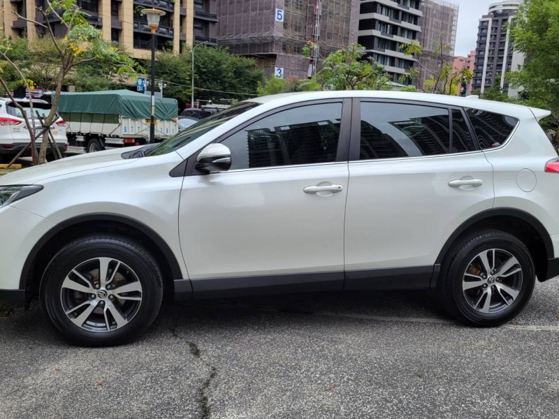 Toyota  RAV4 2016年TOYOTA RAV4 2.O豪華(4.5代 LED頭燈 免鑰匙摸門安卓机 前後錄影 跑12.4萬公里 | 新北市汽車商業同業公會｜TACA優良車商聯盟｜中古、二手車買車賣車公會認證保固