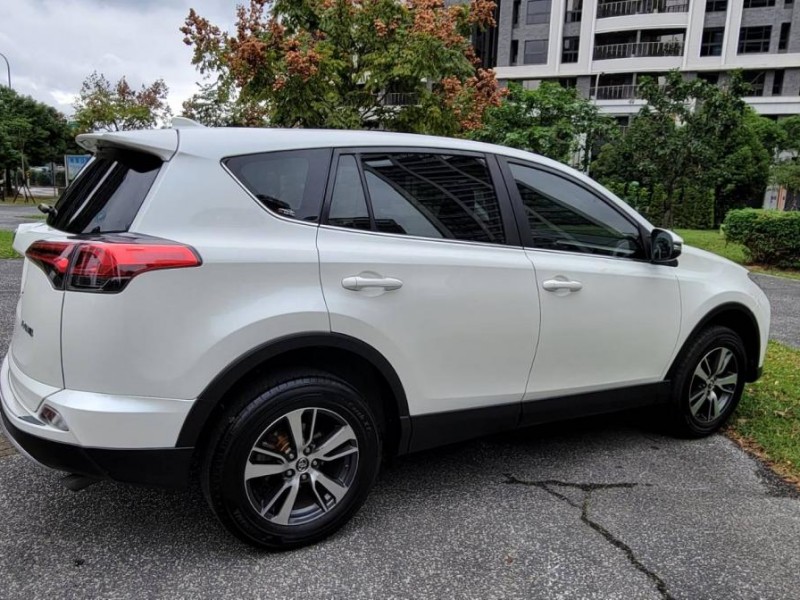 Toyota  RAV4 2016年TOYOTA RAV4 2.O豪華(4.5代 LED頭燈 免鑰匙摸門安卓机 前後錄影 跑12.4萬公里 | 新北市汽車商業同業公會｜TACA優良車商聯盟｜中古、二手車買車賣車公會認證保固