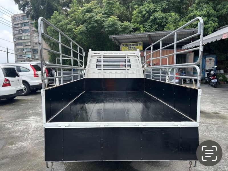 Mitsubishi  Delica ~TACA優良車商~*(小林汽車)* 正2015年 MITSUBISHI DELICA 三菱 得利卡 2.4 白色 貨車 木床 手排 貨架 倒車影像 | 新北市汽車商業同業公會｜TACA優良車商聯盟｜中古、二手車買車賣車公會認證保固