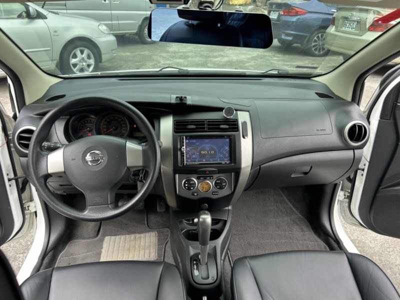 Nissan  Livina ~TACA優良車商~*(小林汽車)* 正2012年 NISSAN LIVINA 日產 樂薇娜 1.6 白色 DVD 黑內裝 | 新北市汽車商業同業公會｜TACA優良車商聯盟｜中古、二手車買車賣車公會認證保固