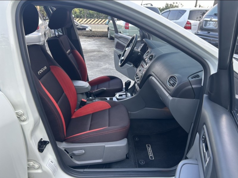Ford/福特  Focus ~TACA優良車商~*(小林汽車)* 正2010年 FORD FOCUS 福特 佛卡斯 2.0 柴油 渦輪 白色 五門 手自排 雙色內裝 2.5代 | 新北市汽車商業同業公會｜TACA優良車商聯盟｜中古、二手車買車賣車公會認證保固