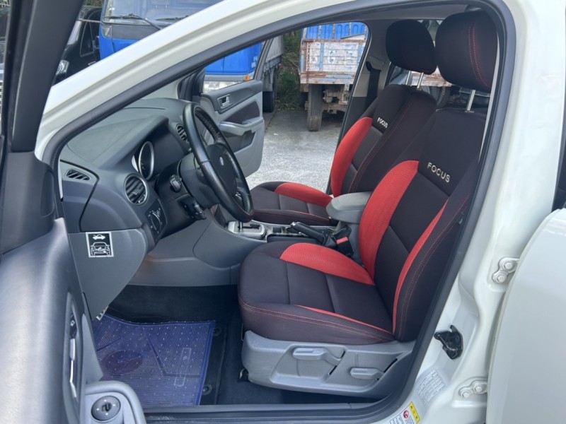 Ford/福特  Focus ~TACA優良車商~*(小林汽車)* 正2010年 FORD FOCUS 福特 佛卡斯 2.0 柴油 渦輪 白色 五門 手自排 雙色內裝 2.5代 | 新北市汽車商業同業公會｜TACA優良車商聯盟｜中古、二手車買車賣車公會認證保固