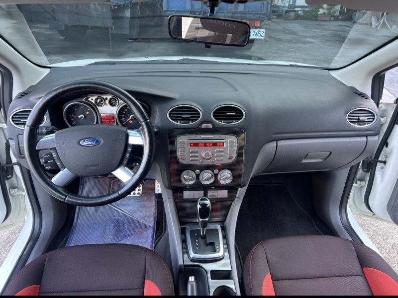 Ford/福特  Focus ~TACA優良車商~*(小林汽車)* 正2010年 FORD FOCUS 福特 佛卡斯 2.0 柴油 渦輪 白色 五門 手自排 雙色內裝 2.5代 | 新北市汽車商業同業公會｜TACA優良車商聯盟｜中古、二手車買車賣車公會認證保固