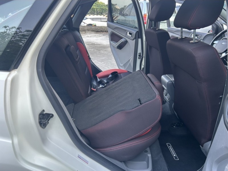 Ford/福特  Focus ~TACA優良車商~*(小林汽車)* 正2010年 FORD FOCUS 福特 佛卡斯 2.0 柴油 渦輪 白色 五門 手自排 雙色內裝 2.5代 | 新北市汽車商業同業公會｜TACA優良車商聯盟｜中古、二手車買車賣車公會認證保固
