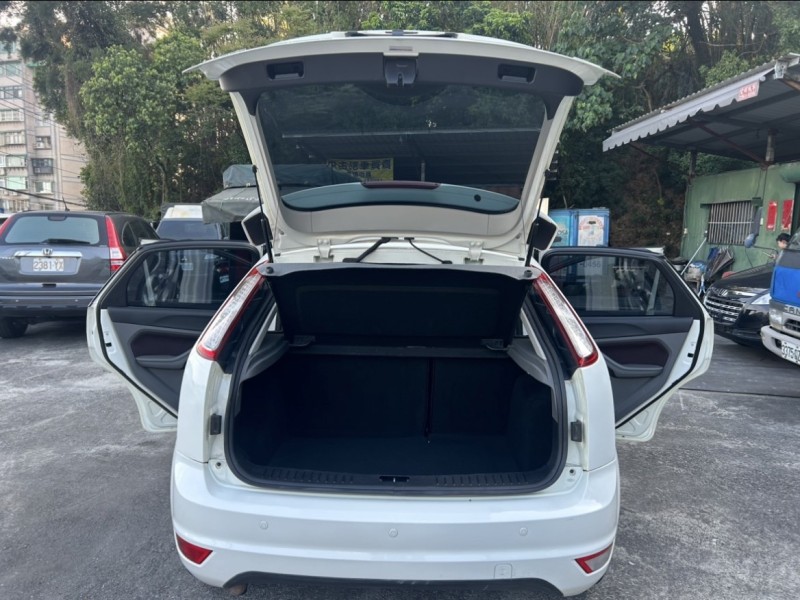 Ford/福特  Focus ~TACA優良車商~*(小林汽車)* 正2010年 FORD FOCUS 福特 佛卡斯 2.0 柴油 渦輪 白色 五門 手自排 雙色內裝 2.5代 | 新北市汽車商業同業公會｜TACA優良車商聯盟｜中古、二手車買車賣車公會認證保固