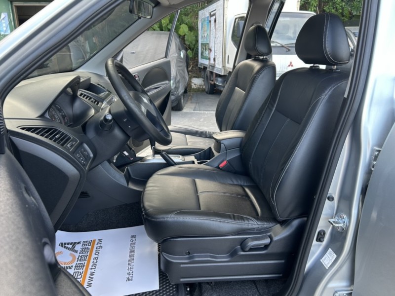 Mitsubishi  Zinger ~TACA優良車商~*(小林汽車)* 正2018年 MITSUBISHI ZINGER 三菱 勁哥 2.4 3.5代 銀色 後出風口 定速 自排 | 新北市汽車商業同業公會｜TACA優良車商聯盟｜中古、二手車買車賣車公會認證保固