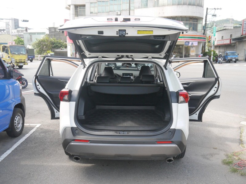 Toyota  RAV4 旗艦版 360度環景 電動尾門 一手車 原廠保養 里程保證 RAV4 2.0 | 新北市汽車商業同業公會｜TACA優良車商聯盟｜中古、二手車買車賣車公會認證保固
