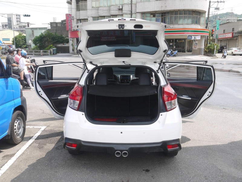 Toyota  Yaris IKEY免鑰匙 恆溫 空力套件 觸控影音 豪華版 YARIS 1.5 | 新北市汽車商業同業公會｜TACA優良車商聯盟｜中古、二手車買車賣車公會認證保固
