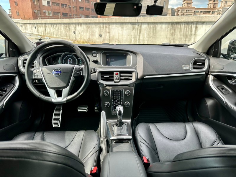 Volvo  V40 2015 Volvo V40 T5 2.0 旗艦版 頂級 原版件認證車 | 新北市汽車商業同業公會｜TACA優良車商聯盟｜中古、二手車買車賣車公會認證保固